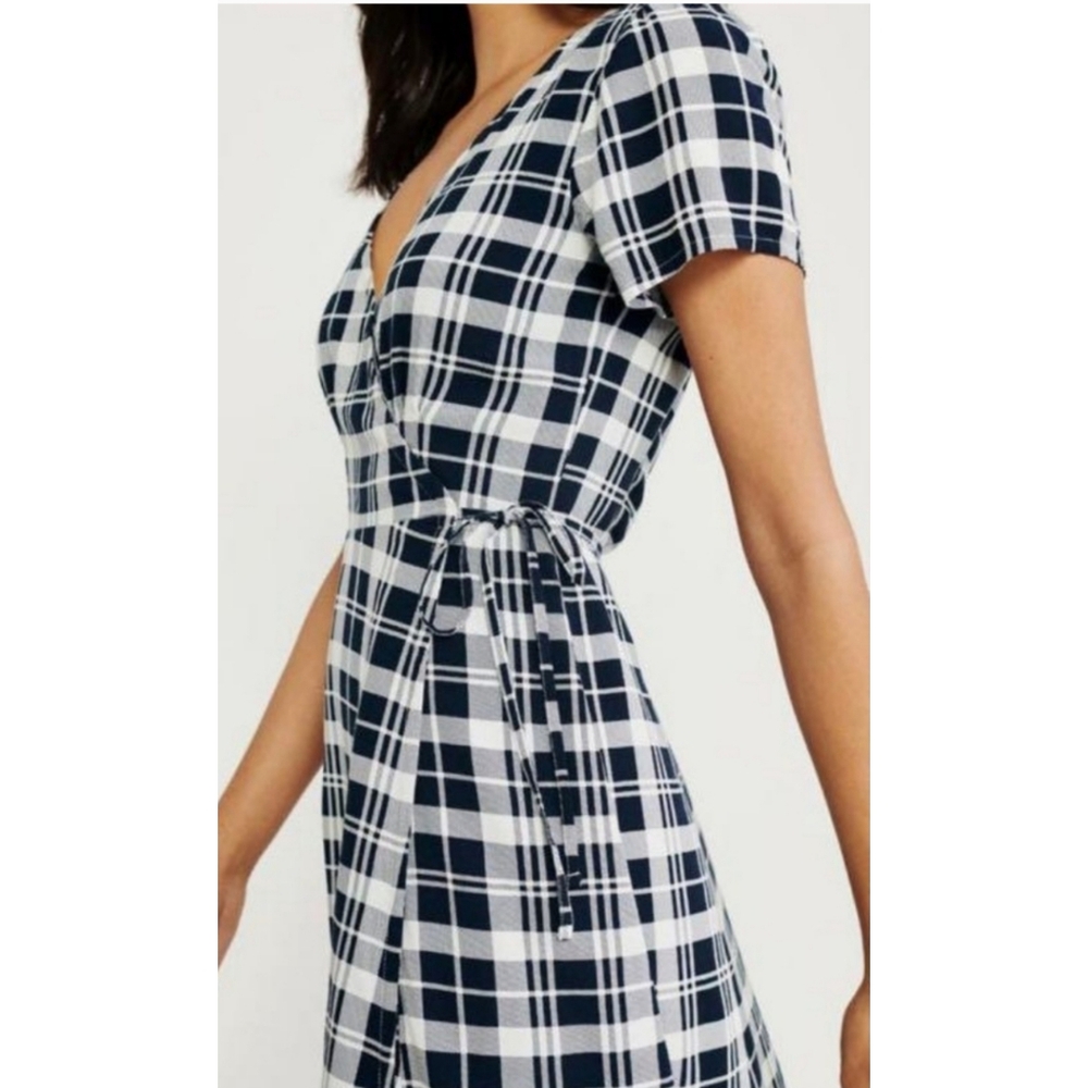 NWT Abercrombie & Fitch Blue White Plaid Wrap Short Sleeve Mini Dress Medium